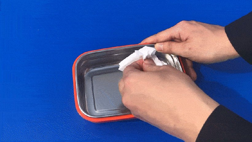 Wiping the KEEPER TEN stainless insert with a tissue