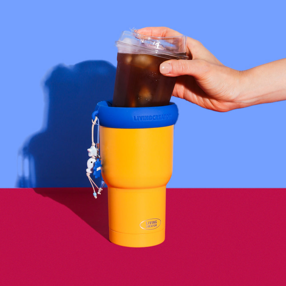 KEEPER TUM Mini: an iced coffee cup dropped into a yellow mini with a blue ring