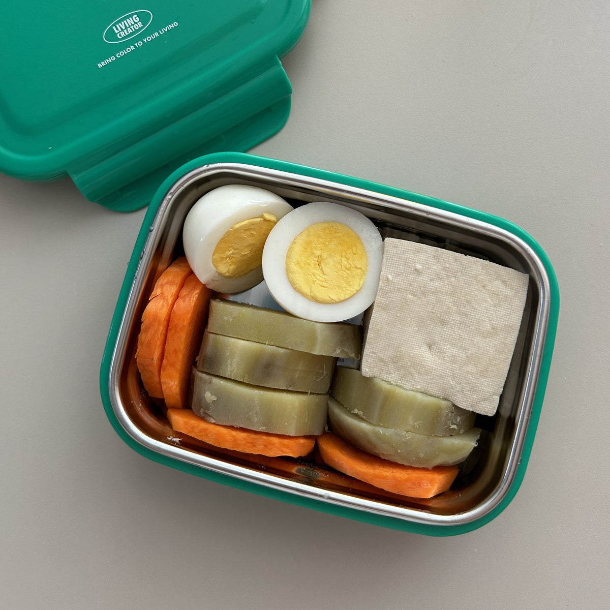 Packed lunch with eggs, tofu and carrots in a green KEEPER TEN, customer photo