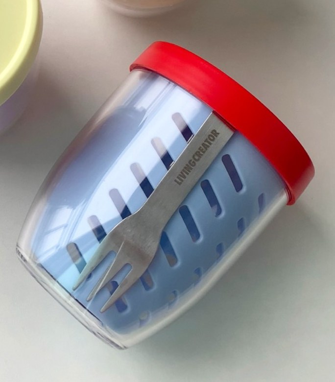 A red lid capped over the rim of the cup