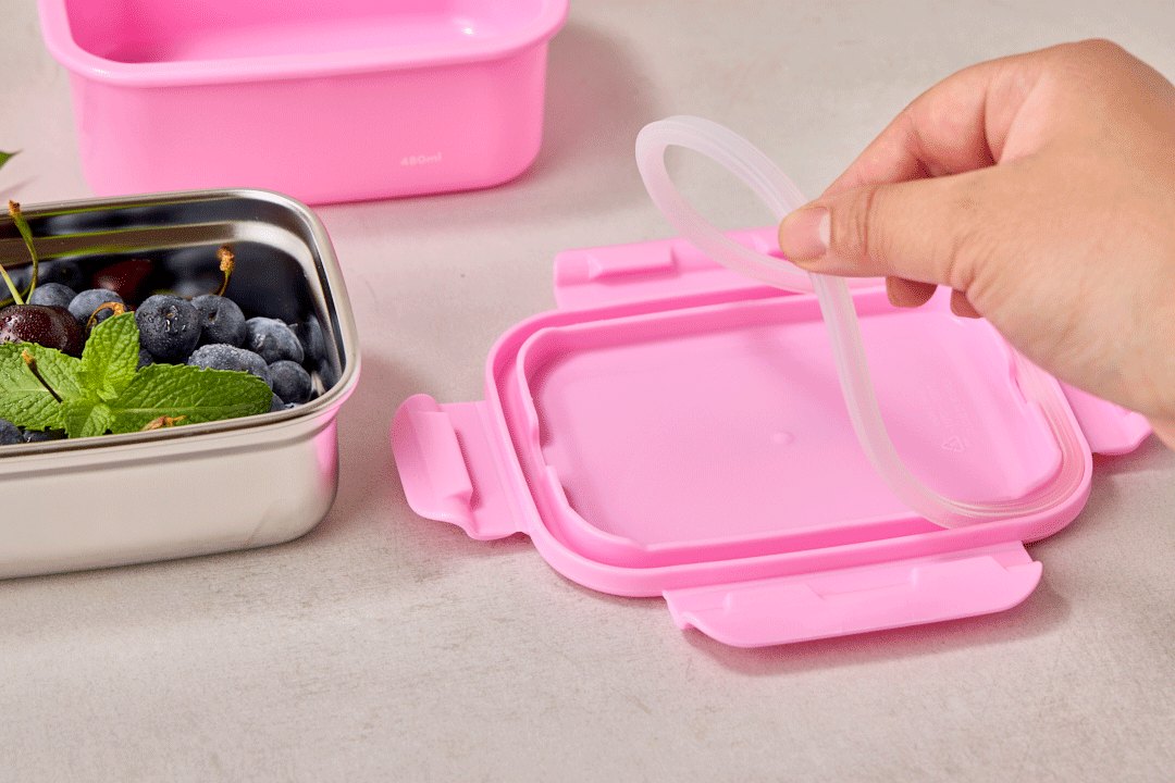 A hand pulling the silicone gasket out of a KEEPER TEN lid